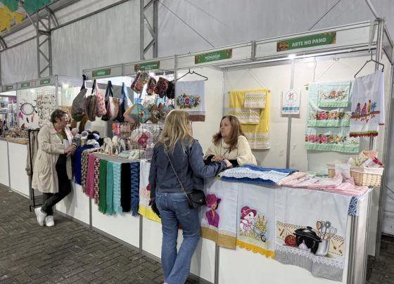 Parceria entre Prefeitura e Sebrae capacita 90 empreendedores no Festão na Praia