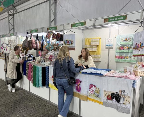 Parceria entre Prefeitura e Sebrae capacita 90 empreendedores no Festão na Praia