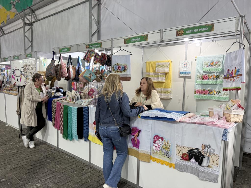 Parceria entre Prefeitura e Sebrae capacita 90 empreendedores no Festão na Praia