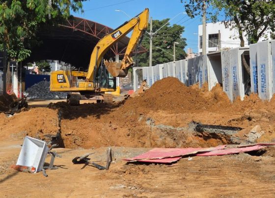 Prefeitura inicia instalação de aduelas de concreto em obra antienchente na Avenida do Povo