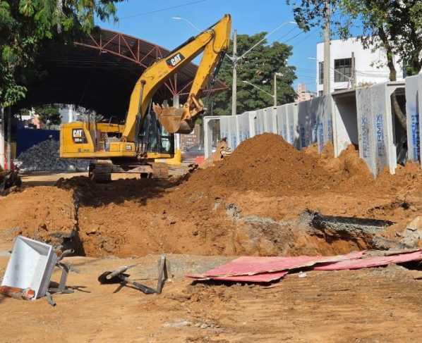 Prefeitura inicia instalação de aduelas de concreto em obra antienchente na Avenida do Povo