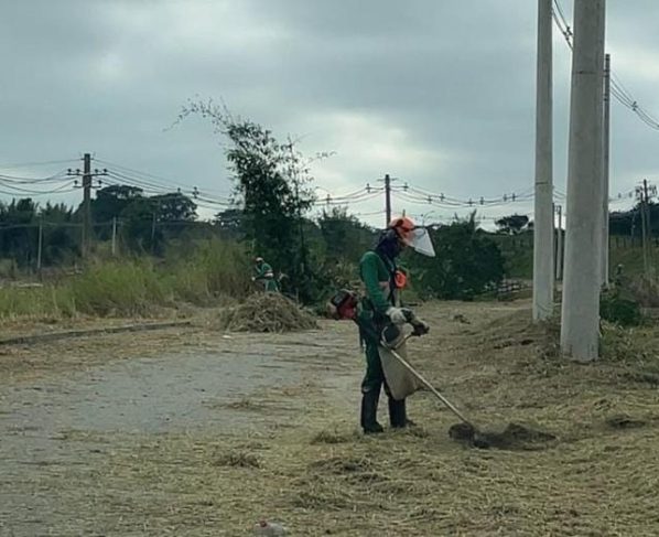 Prefeitura realiza roçada na estrada de Ferro Central do Brasil, na região do Quiririm