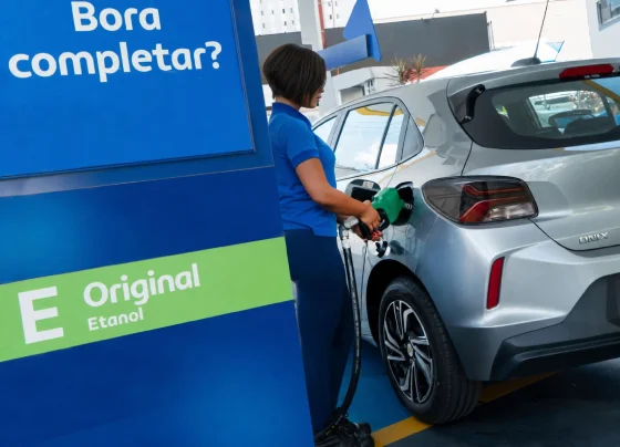 Chevrolet Onix Eco 2027 prata abastecendo etanol (2)