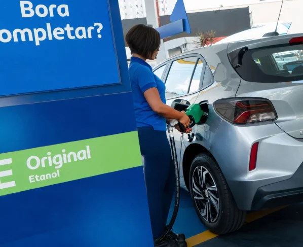 Chevrolet Onix Eco 2027 prata abastecendo etanol (2)