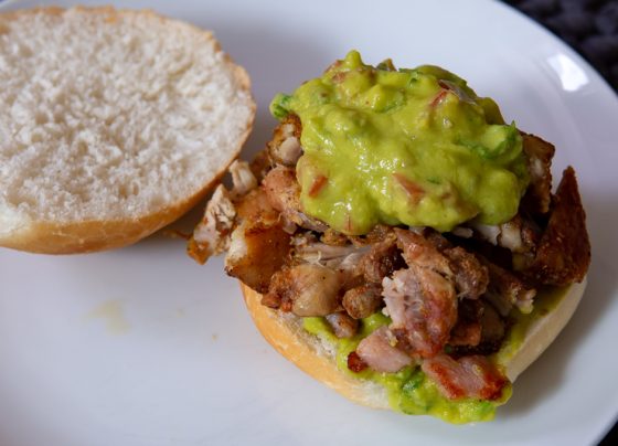 Sanduíche de frango, bacon e guacamole