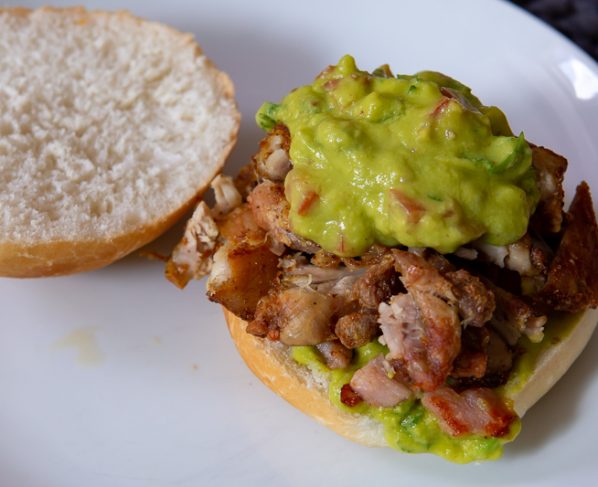Sanduíche de frango, bacon e guacamole