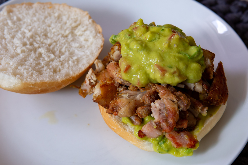 Sanduíche de frango, bacon e guacamole