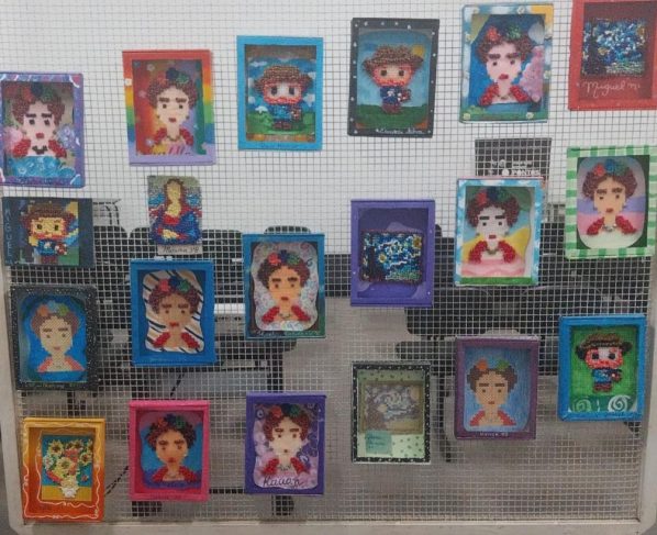 Alunos de escola municipal expõem obras produzidas com materiais recicláveis no Mistau