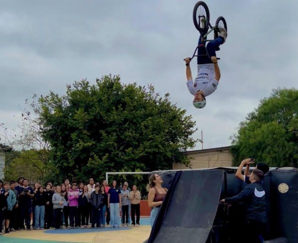 Caravana Esportiva leva o BMX para alunos de escola municipal na Vila São José