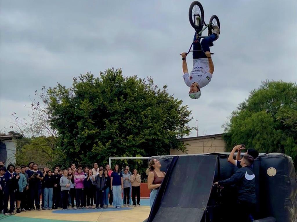 Caravana Esportiva leva o BMX para alunos de escola municipal na Vila São José
