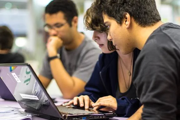 Conheça as 12 plataformas digitais gratuitas utilizadas na rede pública de SP para reforçar a aprendizagem 