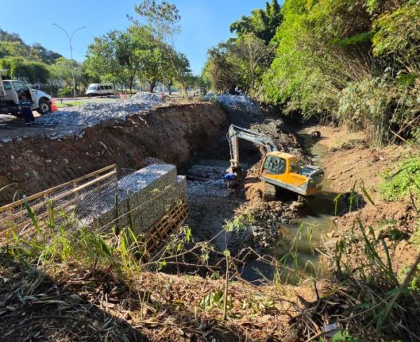 Córrego do Convento Velho recebe obras de melhorias na contenção e drenagem