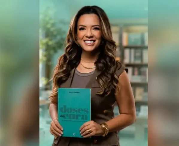 Bispa Jeiza Pontes e o livro Doses de Cura. (Foto: Montagem/Folha Gospel)