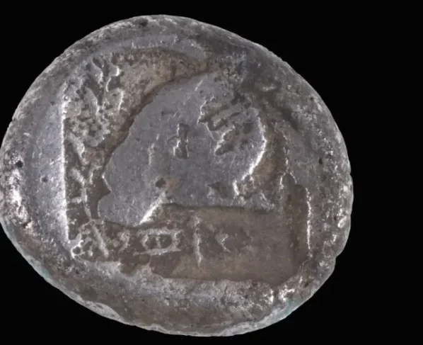 Uma rara moeda cipriota de 2.500 anos foi descoberta na praia de Ashdod, no sul de Israel. (Cortesia da Autoridade de Antiguidades de Israel)
