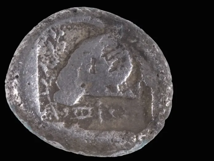Uma rara moeda cipriota de 2.500 anos foi descoberta na praia de Ashdod, no sul de Israel. (Cortesia da Autoridade de Antiguidades de Israel)