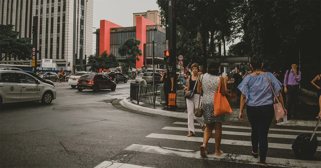 Veja como funciona o semáforo que reduz espera de pedestres