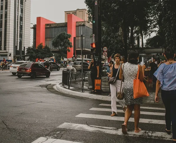 Veja como funciona o semáforo que reduz espera de pedestres