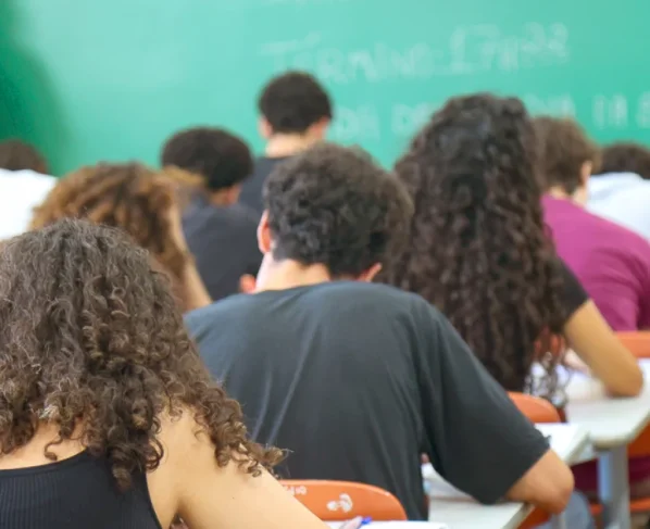 Vestibular 2027: Fuvest lança Guia de Carreiras para auxiliar candidatos na escolha da profissão